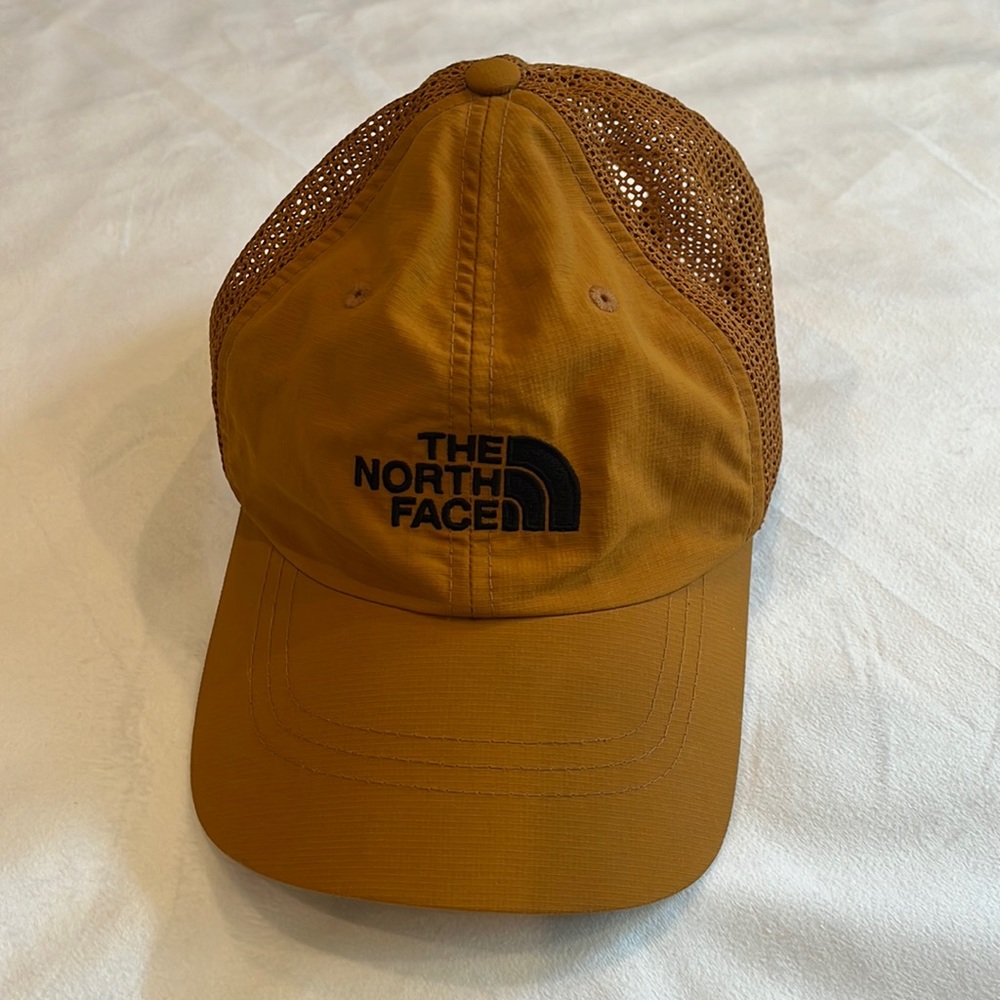 North Face Adjustable hat, fits like a size small. Unisex.